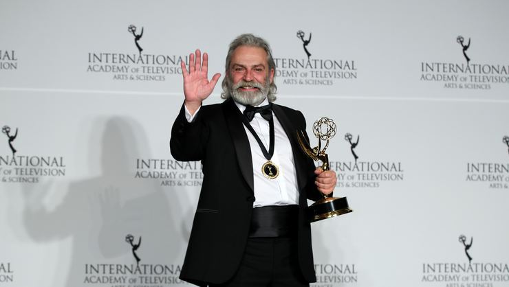 HALUK BİLGİNER, 47. ULUSLARARASI EMMY ÖDÜLLERİ’NDE “EN İYİ ERKEK OYUNCU” SEÇİLDİ