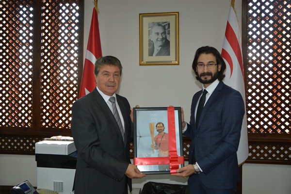 Turizm ve Çevre Bakanı Ünal Üstel, Milli Atlet Yiğitcan Hekimoğlu’nu kabul etti