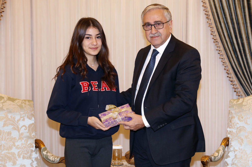 Cumhurbaşkanı Akıncı Berilsu Meral’i başarısından dolayı kutladı