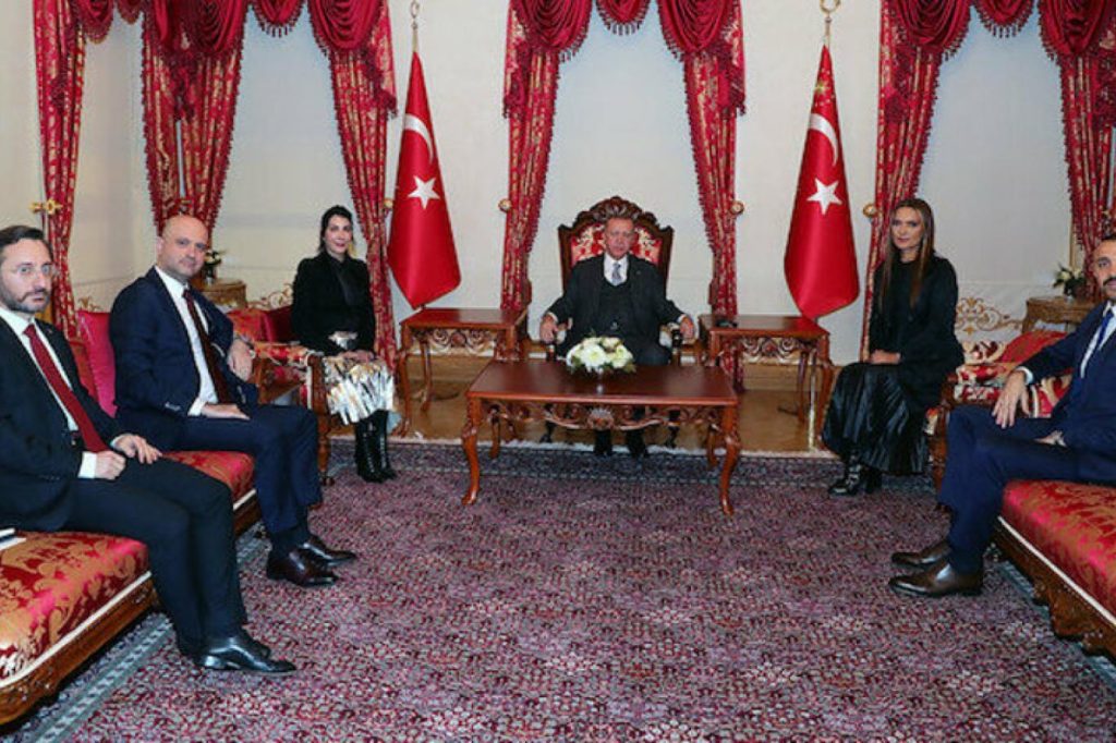 Hande Yener ve Demet Akalın Cumhurbaşkanı Erdoğan’ı ziyaret etti