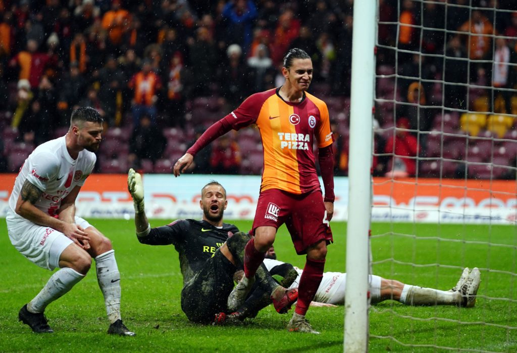Galatasaray, Antalyaspor’u farklı geçti