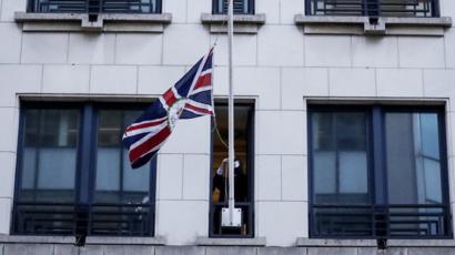 Brexit’e saatler kala İngiliz bayrakları AB kurumlarından indirildi