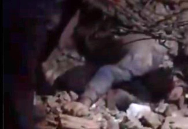 Elazığ’daki depremden yürek burkan görüntü! Çocuklarını korumak için kendisini siper etti