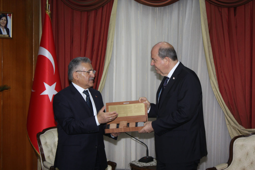 Başbakan Ersin Tatar, Kayseri Büyükşehir Belediye Başkanı Büyükkılıç’ı kabul etti