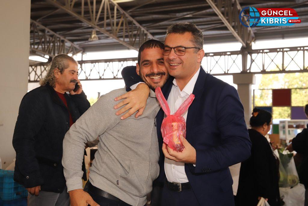 Erhürman Mağusa belediye pazarını ziyaret etti
