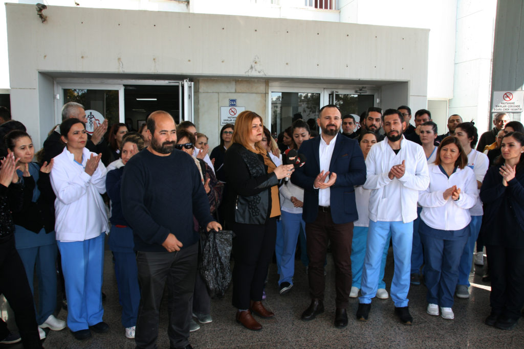 KTAMS ve Hemşireler ve Ebeler sendikası bakan Pilli’yi protesto etti