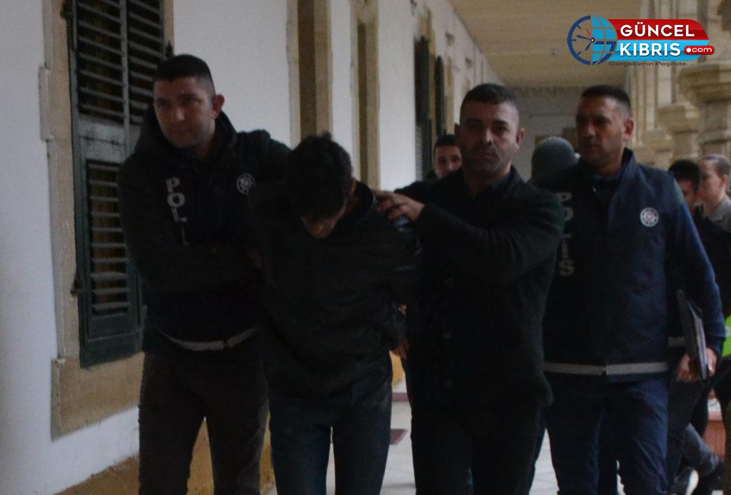 Ağzında jiletle mahkemeye geldi