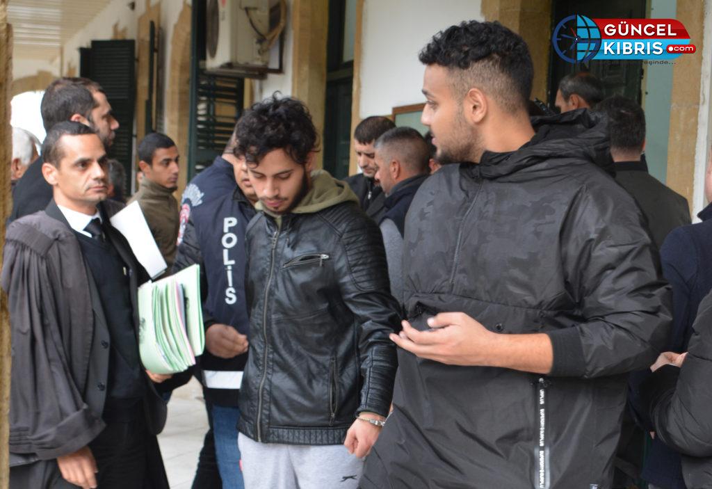 Ülkeye uyuşturucu ile girerken yakalandılar