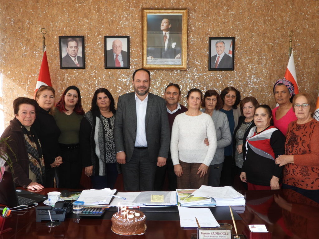 Ötüken muhtarı ve kadın eğitim enstitüsü, Sadıkoğlu’nu ziyaret etti