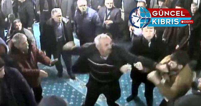 Husumetli aileler camide tekme tokat birbirlerine girdi