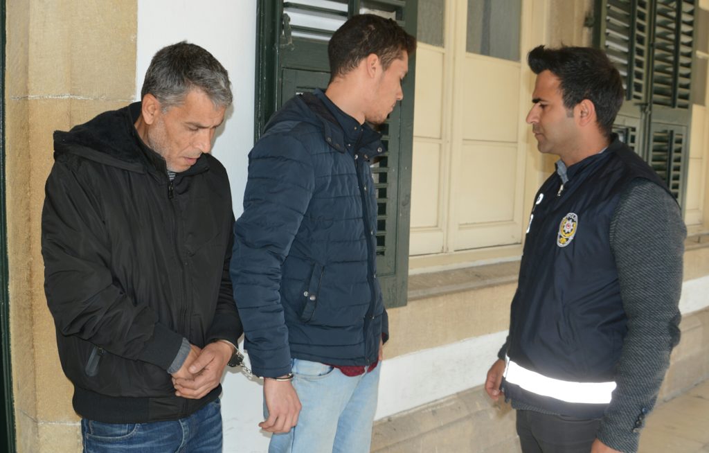 Ülkeye giriş yaparken suç üstü yakalandılar