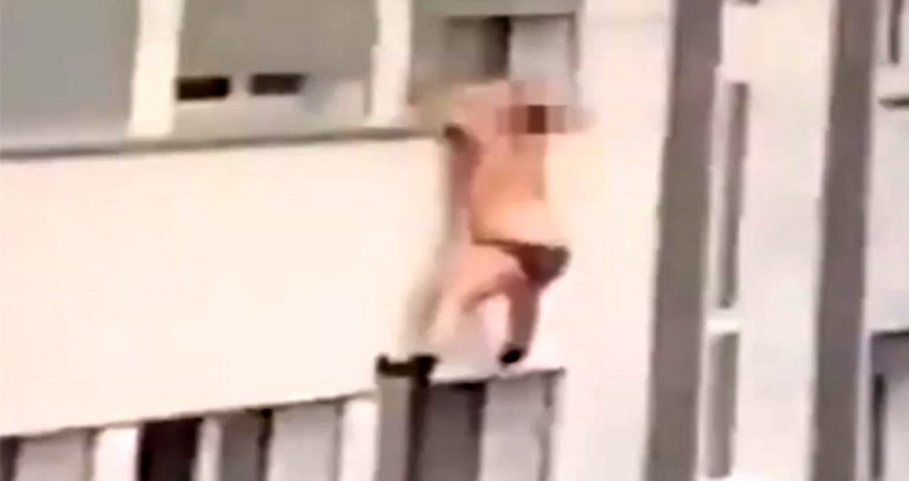 Aldatılan koca eve gelince, kadının sevgilisi iç çamaşırıyla camdan kaçtı