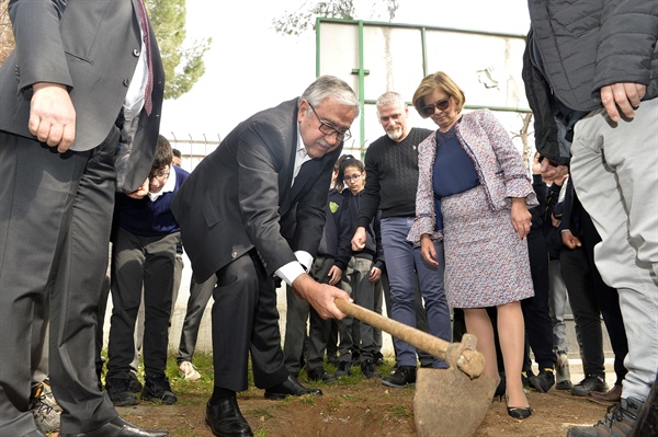 Cumhurbaşkanı Akıncı, Eşi Meral Akıncı ile,Şehit Hüseyin Ruso Ortaokulu’nu ziyaret etti