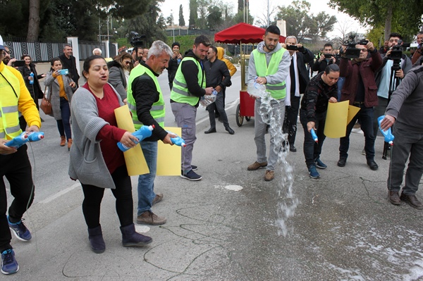 Meclis önünde deterjanlı protesto