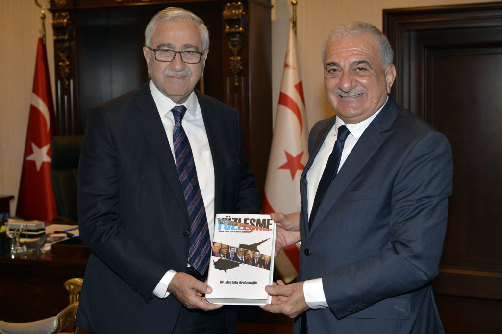 Arabacıoğlu kitabını Akıncı’ya sundu