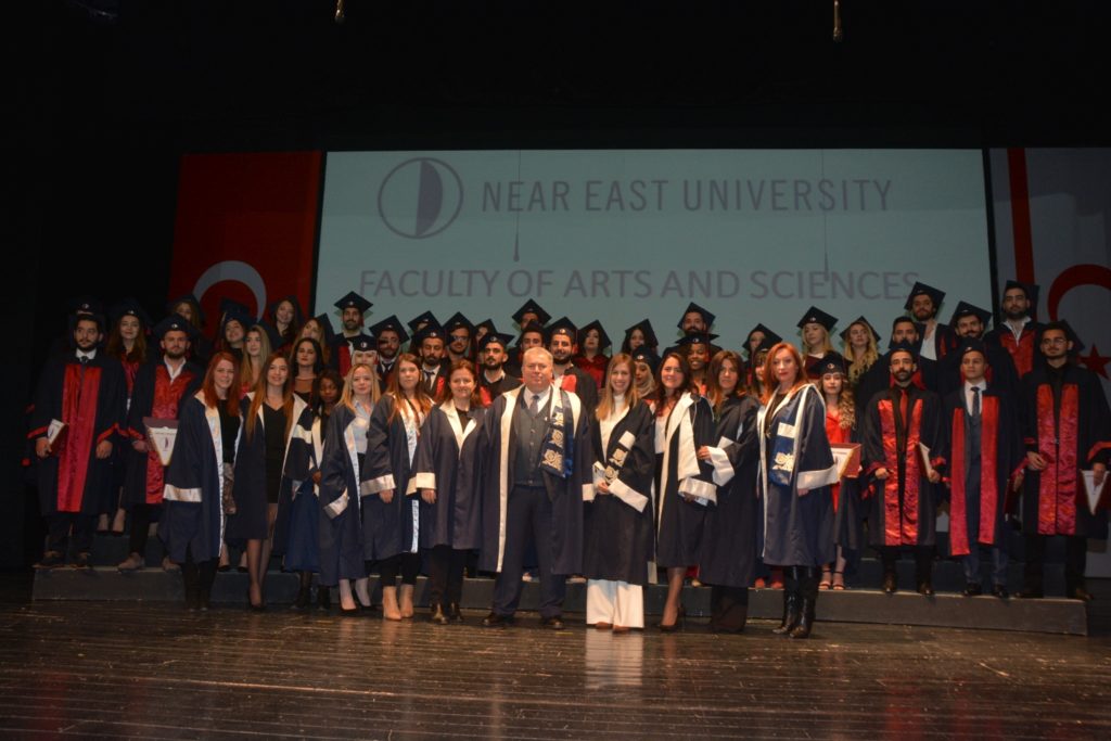 YDÜ Fen-Edebiyat Fakültesi mezunları diplomalarını aldı.
