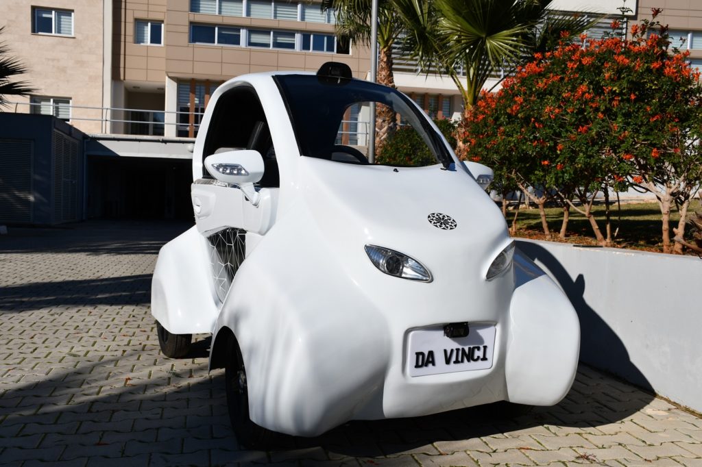 DAÜ’nün tasarlayıp ürettiği tamamen yerli “DA VINCI” elektrikli aracı tanıtıldı