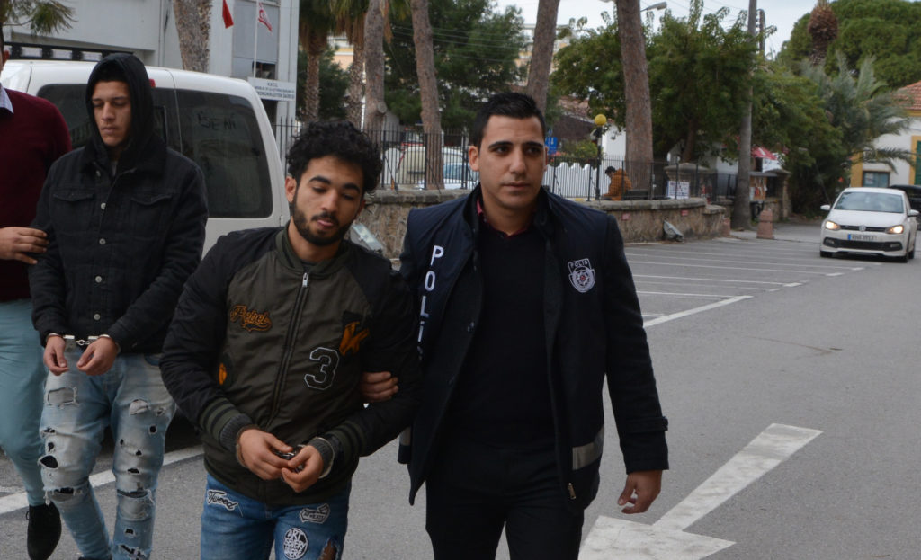 Hırsızlık zanlılarına 2 gün tutukluluk