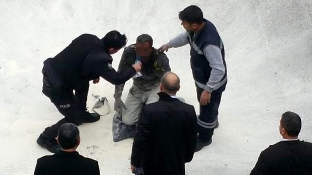 “Çocuklarım aç, iş istiyorum” deyip valilik binası önünde kendini yaktı