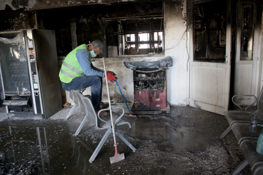 Lefkoşa Devlet Hastanesi’nde dün çıkan yangının ardından hasar tespit ve temizlik çalışmaları hızla başladı