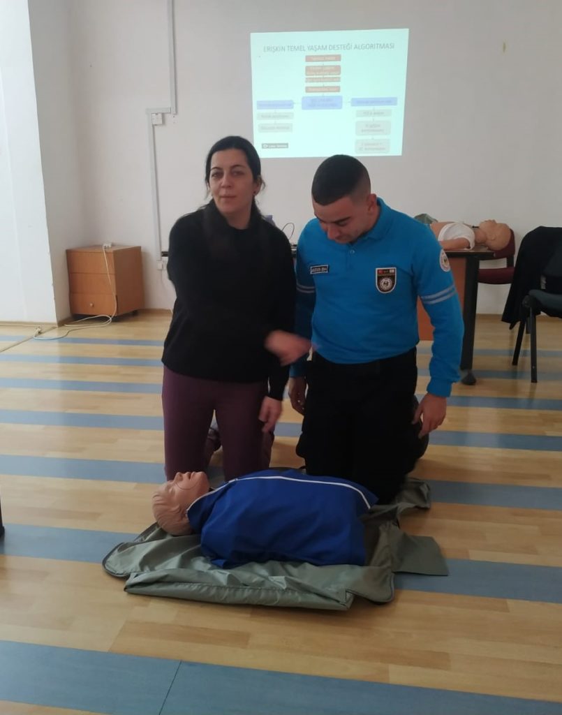 Sivil Savunma personeline temel ilk yardım eğitimi