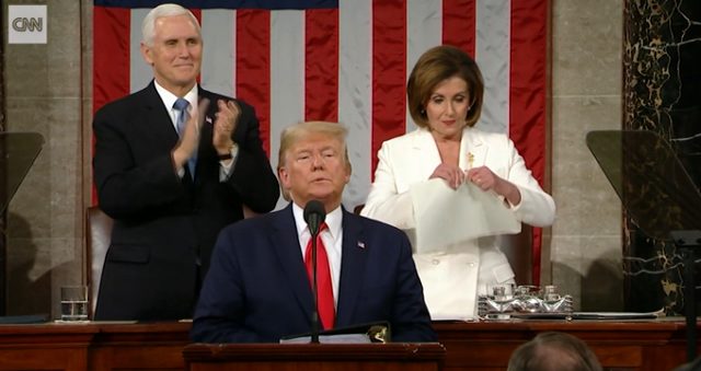 Herkesin gözü önünde Donald Trump’ın konuşma metnini yırttı