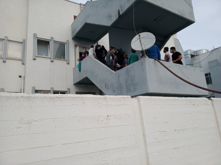 Bütün servislerdeki hastalar tahliye ediliyor