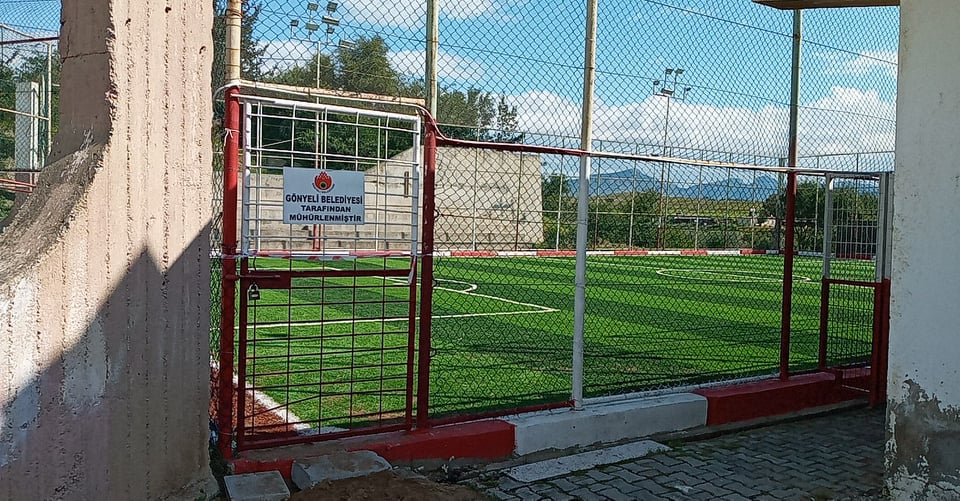 Gönyeli Belediyesi bir hali sahayı mühürledi