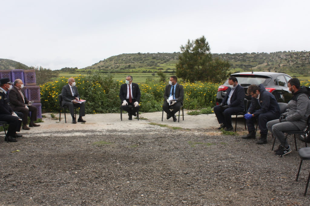 Karpaz koordinasyon komitesi ilk açık hava toplantısını karantina sınırında gerçekleştirdi