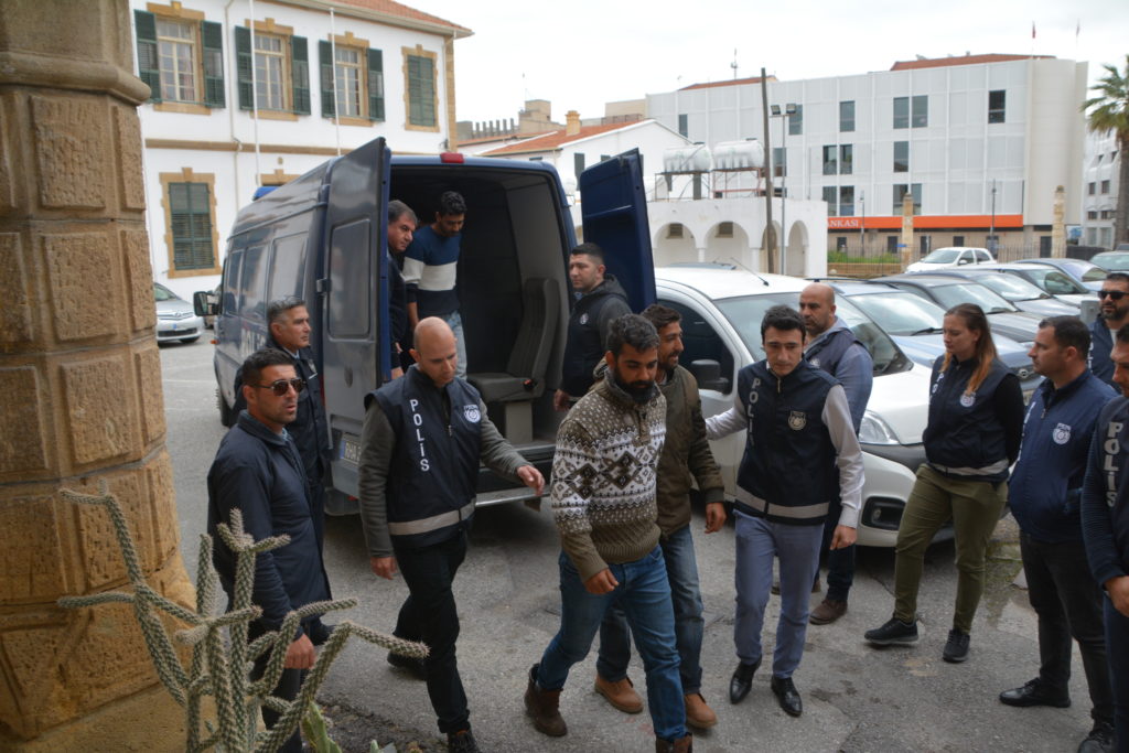 Cezaevi önünde taşkınlık yapan zanlılar 3 gün tutuklu