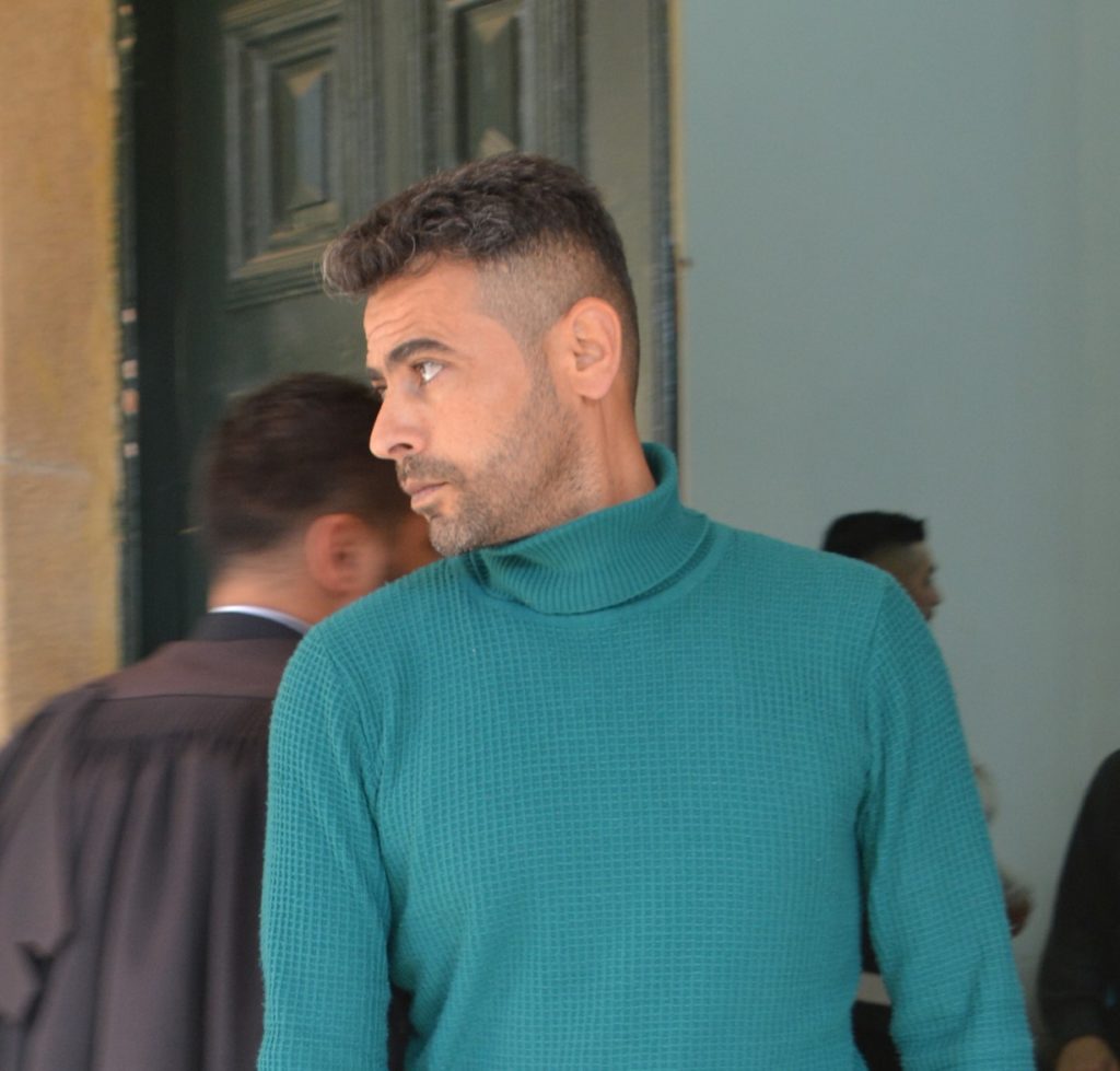 Eşine zorla cinsel gücü arttırıcı ilaç içirmek istedi