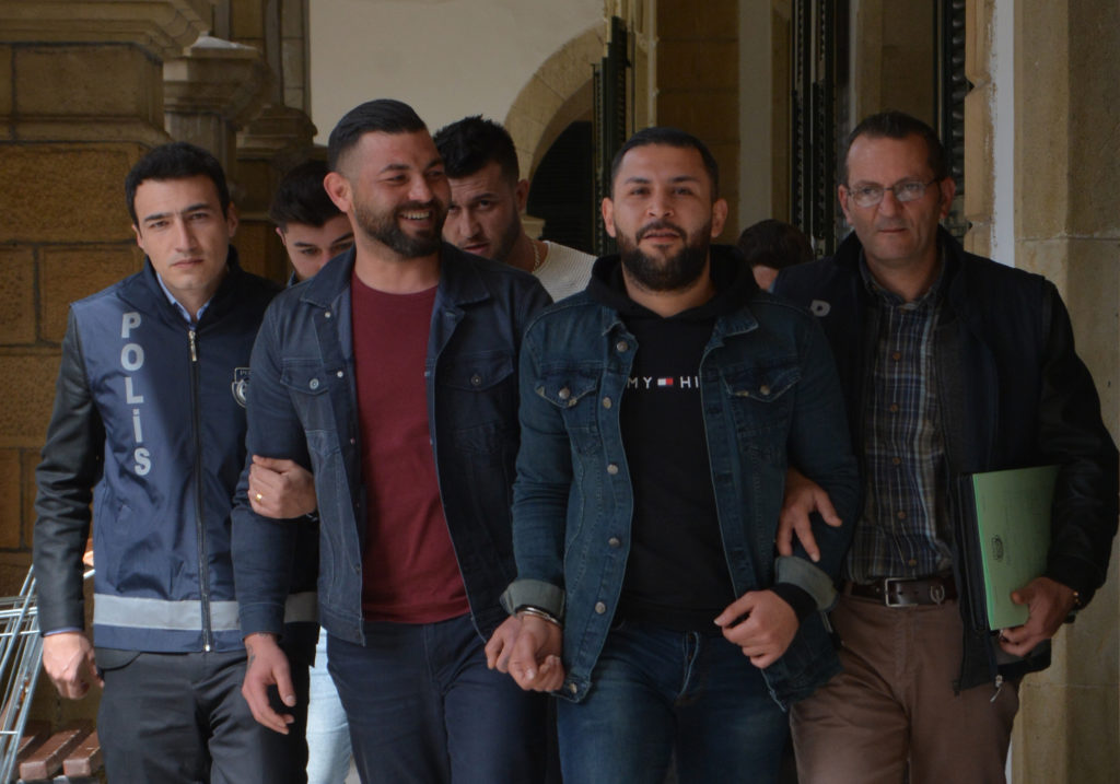 Evini kurşunlarız diye tehdit ettiler