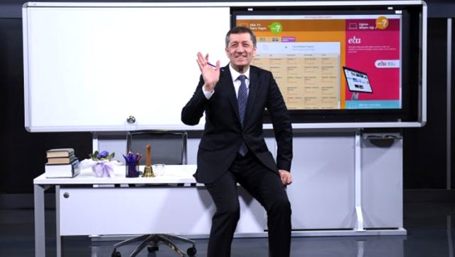 Bakan Selçuk, TRT-EBA TV’deki ‘ilk ders’ için kamera karşısına geçti