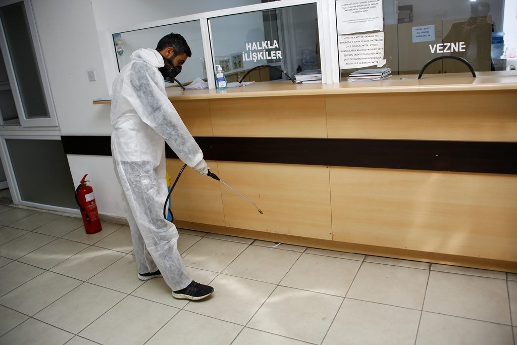 Gazimağusa Belediyesi toplu yaşam alanlarında korona virüse karşı ilaçlama yapıyor