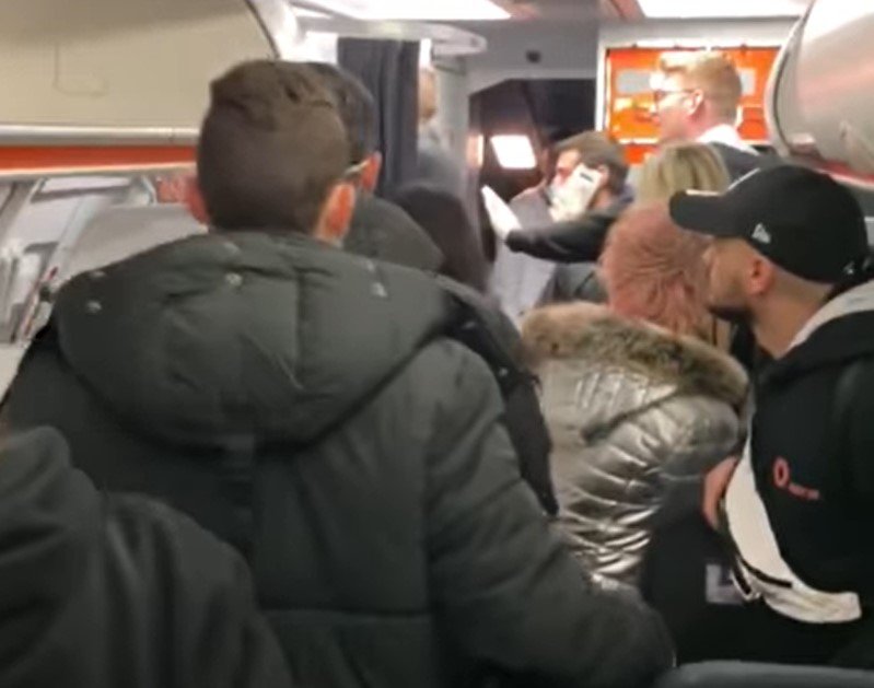 Larnaka ve Baf havalimanlarında kargaşa