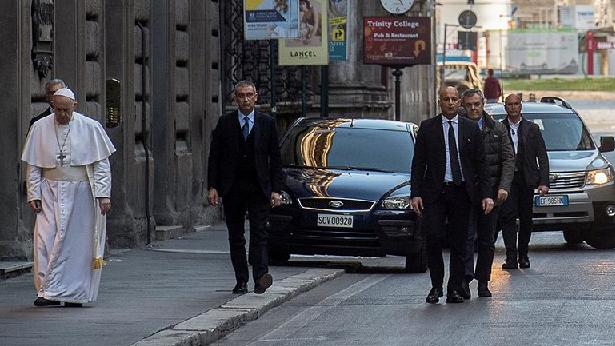 Papa’dan boş sokaklarda corona duası