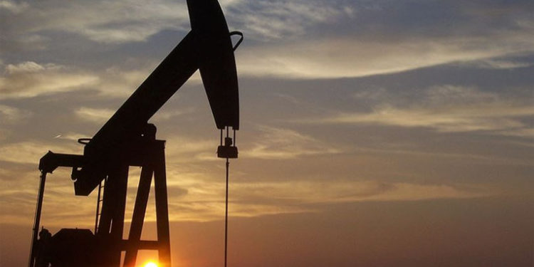 Petrol rekor düşüşle sıfırın altına indikten sonra yükseldi