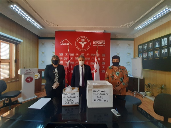 Terzi kadınlar 800 maskeyi sağlık bakanlığına teslim etti