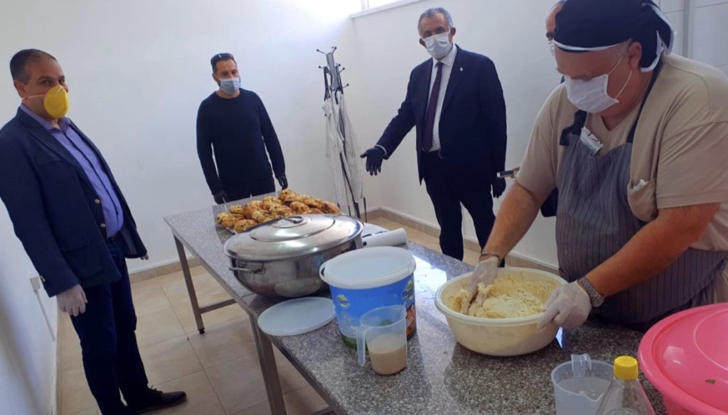 Şehit Hüseyin Ruso Ortaokulu’ndan ihtiyaçlı ailelere gıda paketi