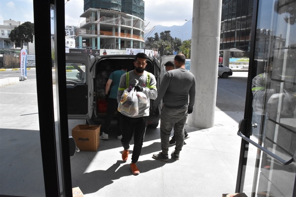 Girne Belediyesi ihtiyaç sahiplerine yardım dağıtıyor