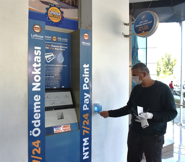 LTB Lefkoşa’daki ATM’lere hijyen setleri yerleştirdi