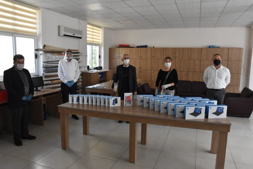 Girne’ de öğrencilere 35 adet tablet bağışlandı