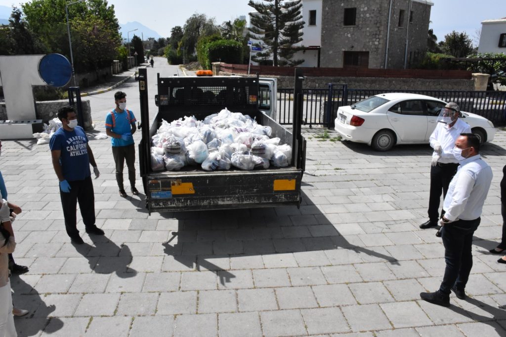 Girne Belediyesi’nden GAÜ yurtlarına 100 adet yardım paketi