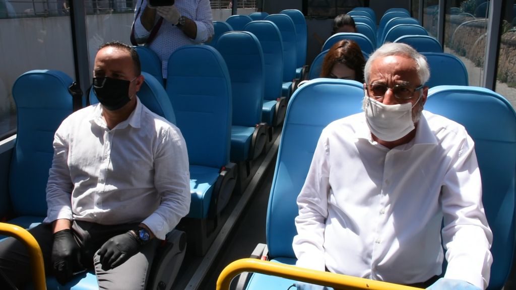 Girne Belediyesi müzik eşliğinde cadde ve sokaklarda ilaçlama yapıyor