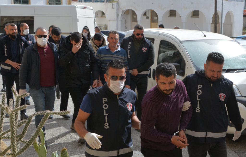 Cezaevine uyuştucu ve telefon atan zanlılar mahkemeye çıkarıldı