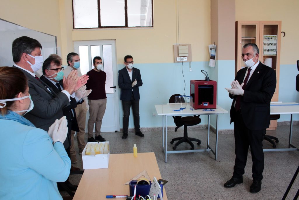 Çavuşoğlu, Gazimağusa’da maske üretimi yapan okulları ziyaret etti