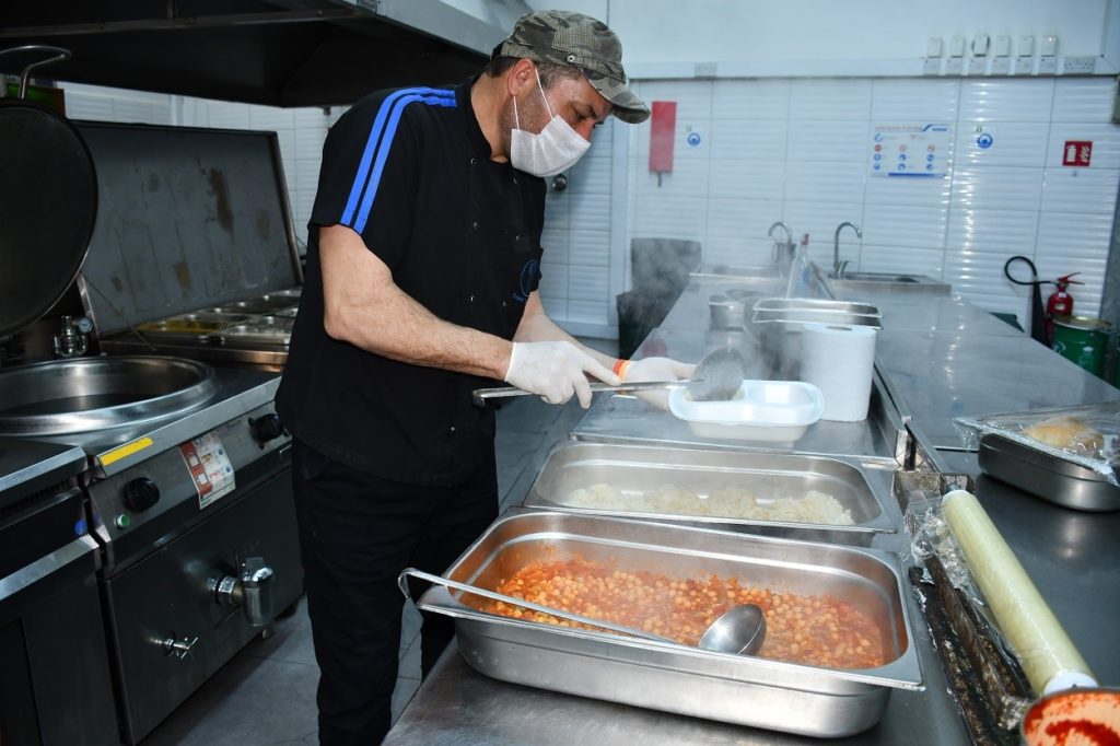 DAÜ’den yurtta kalan öğrencilere her gün ücretsiz yemek servisi