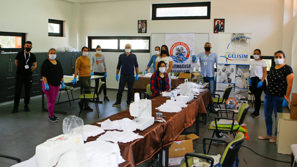 Gazimağusa Belediyesinden koronavirüsle mücadelede maske ve tulum desteği