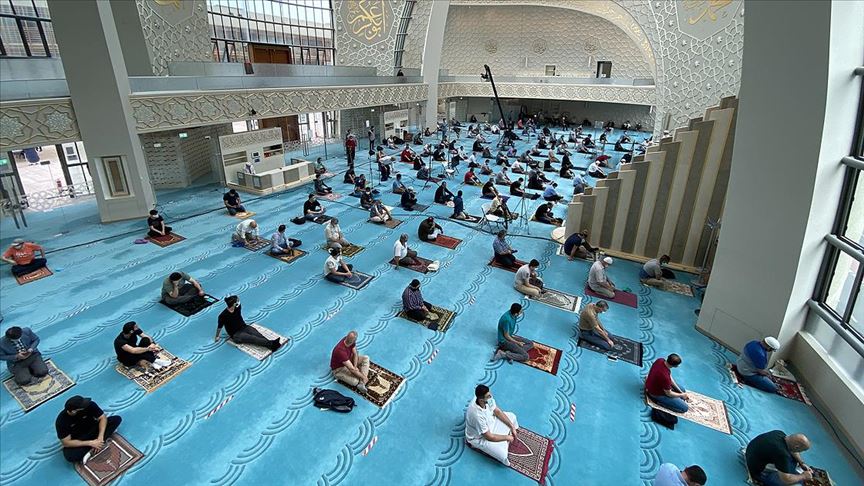Almanya’da salgın sonrası ilk cuma namazı kılındı