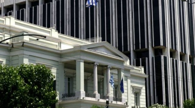 Yunanistan Dışişleri Bakanlığı Atina’daki Türk bayrağına yapılan pis saldırıyı kınadı